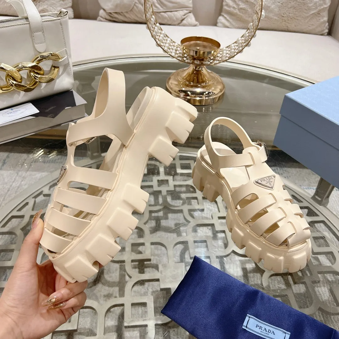 👟👟Ex-factory price 440👟👟 Prada's new spring and summer sawtooth Roman thick-soled rubber sandals, retro, fashionable and avant-garde gear teeth 55mm, thick-soled soles with rubber uppers, making the whole pair of shoes light and comfortable, bright colors, satisfying a variety of choices for fashionable people with different styles! The iconic metal triangle logo is paired with the shape of ancient beach sandals. Every design element is fashionable! Code number 35-40
